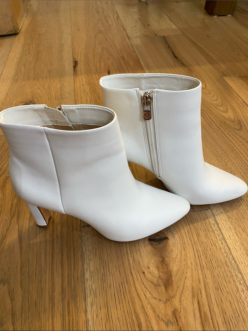 ANTONIO MELANI White Leather Pointed Ankle Booties with Side Zip. Leather